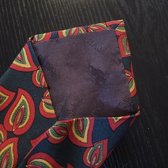 Burberry Silk Printed Vintage Tie - Picture 4 of 11